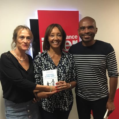 Anne-Marie Sudry dans les studios de France Inter, pour le livre "Chouchou ou mal aimé", coécrit avec Catherine Siguret